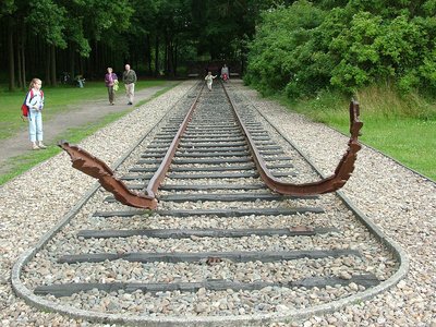 Abb. 1: Das 1970 am historischen Ende des Schienenstrangs nach Plänen des ehemaligen Lagerhäftlings Ralph Prins errichtete Denkmal im Herinneringscentrum Kamp Westerbork (Foto: Copyright (C) 2000,2001,2002 Free Software Foundation, Inc., 51 Franklin St, Fifth Floor, Boston, MA 02110-1301 USA; CC BY-SA 3.0 Deed; https://commons.wikimedia.org/wiki/File:Westerbork_rails.JPG, 26.11.2023).