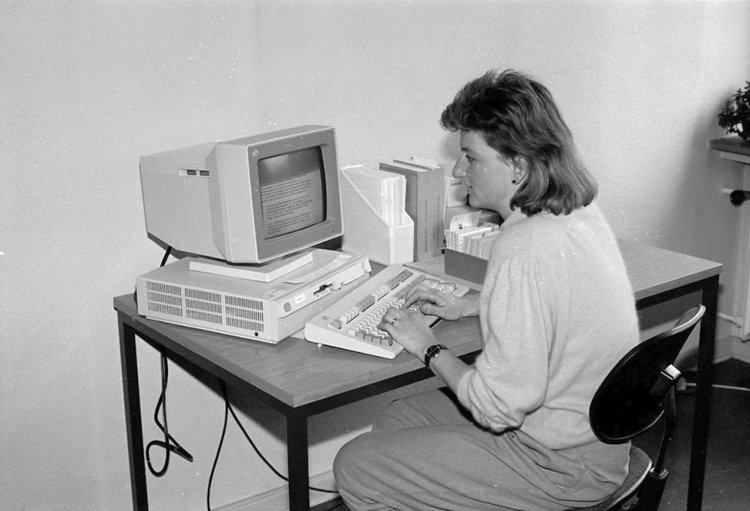 Archiv des Alltags im Rheinland. Frau sitzt vor einem alten PC.