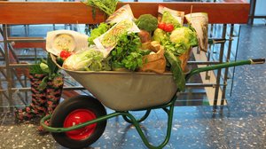 Eine Schubkarre gefüllt mit frischem Gemüse
