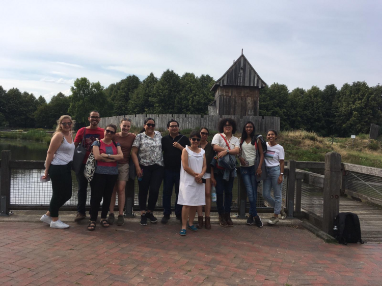 Menschengruppe im Zitadellenpark vorm Castrum Vechtense