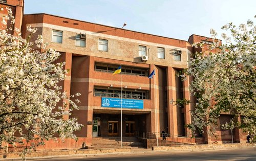 Haupteingang der Petro Mohyla Schwarzmeeruniversität in Mykolajiw (Ukraine)