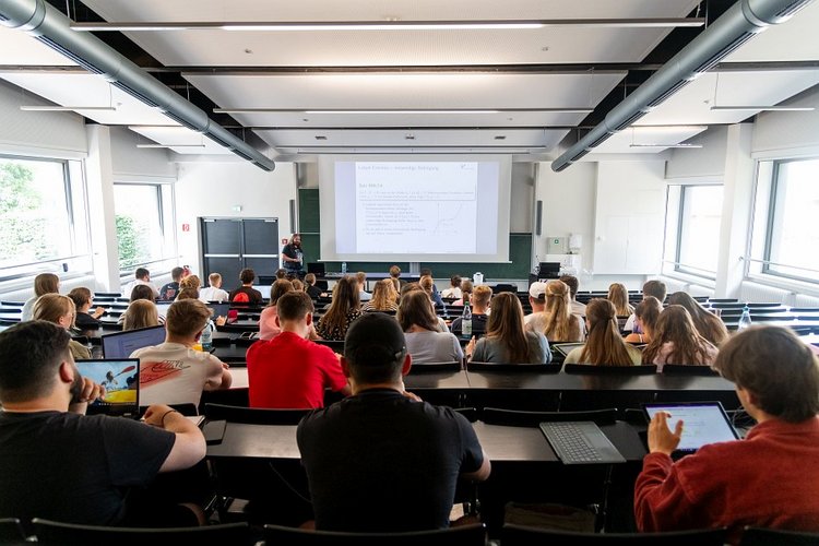 Vorlesung im Hörsaal B1 der Uni Vechta (Bild:Universität Vechta/Wollstein/bitters.de)