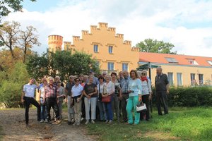 Die Exkursionsgruppe vor dem Schloß Petzwo