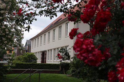 Die Fassade des alten Finanzamts in der Cloppenburger Bahnhofstraße.