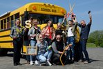 Sommerakademie Design & Kunst 2019 - Das Team der Sommerakademie 2019 Eine Gruppe von Studenten und Dozenten stellen einen Gruppenbild vor dem gelben Bus dar.