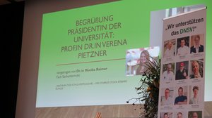 Präsentation mit Begrüßung der Universitätspräsidentin