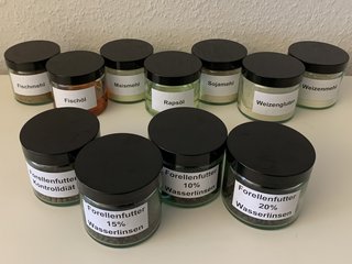 Futtermittelkomponenten und Fischfutterpellets mit und ohne Wasserlinsenanteil 