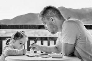 Vater und Tochter malen gemeinsam