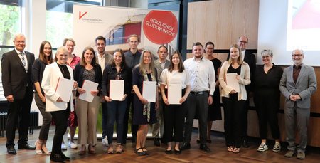 Universitätspreisträgerinnen 2021: Dr. Hannah Lathan (hintere Reihe, Dritte von links), Jasmin Stein (vordere Reihe, Dritte von rechts).