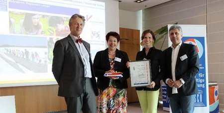 Von links nach rechts im Bild: Prof. Dr. Gerhard de Haan, Prof. Dr. Martina Flath. Dr. Gabriele Diersen, Jason Jakonides bei der Auszeichnungsveranstaltung im April 2014 in Wolfsburg