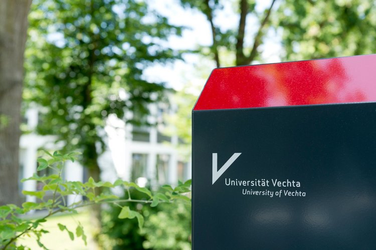 Leitsystem der Universität Vechta - Stele mit Unilogo und Informationen