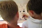Zwei Kinder arbeiten im Team an einer Wandzeitung