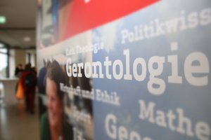 Ein Aufsteller mit dem Schriftzug "Gerontologie"