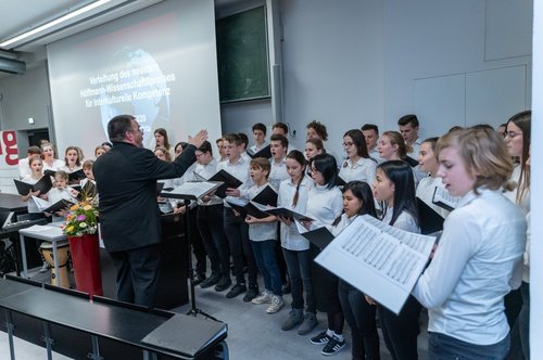[Translate to Englisch:] Der Höffmann-Jugendchor singt bei der Verleihung des Höffmann-Wissenschaftspreises - Bild 1