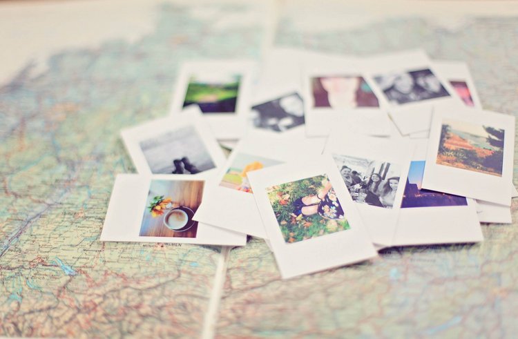 Landkarte mit Polaroidfotos.