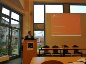 welcome address by conference organiser Norbert Lennartz
