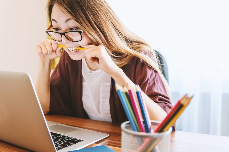 Einen Studentin macht einen Test am Computer