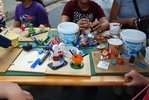 Campusfest 2019, Vechta Aus recyceltem Abfall gestalltete Figuren, Teilnehmende Kinder sitzen im Hintergrund am Arbeitsplatz