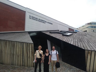 Die Studierenden vor der W. Michael Blumenthal-Akademie (v. l. Dean Pauls, Kim Padeken, Dominik Beilke) - Foto: E. Kotte.