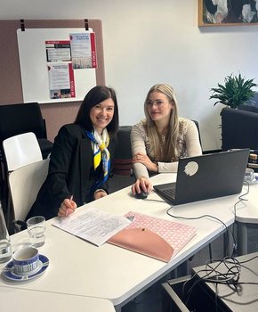 Dr. Yana Harhaun und Hannah Sandstede (v. l.) bei der Erarbeitung gemeinsamer Perspektiven (Foto: Olha Jantzin)