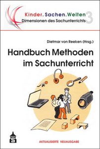 In der Mitte des Buchcovers sind drei Jugendlich, zwei Jungen und ein Mädchen, in gezeichneter Form zu sehen. Um sie herum sind kreisförmig im Uhrzeigersinn folgende Gegenstände angeordnet: Kopfhörer, Lupe und Bleistift, eine Handkamera, drei Bauklötze, ein beschriebenes Blatt Papier, ein Notebook und ein Mikrofon 