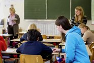 Kinder erhalten Hilfe von Lehrerinnen