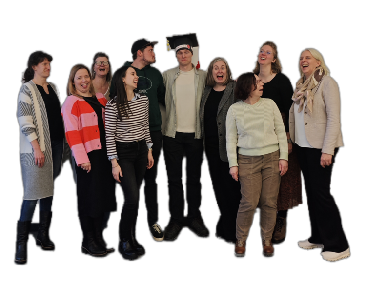 Das Bild zeigt zehn Personen. Der Hintergrund des Bildes wurde entferntEtwa in der Mitte steht Gerrit Loth mit einem vom Team Mathematik gebalstelten Doktorhut. Links davon stehen fünf Kolleg:innen aus dem Fach und rechts von ihm stehen 4 Kolleginnen aus dem Fach. 