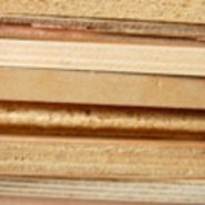 Unterschiedliche Holzplatten liegen übereinander