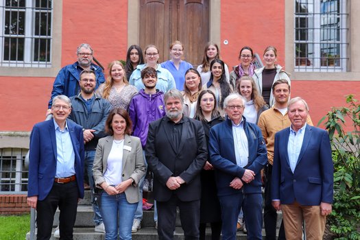 Das Koordinationsteam des Projekts mit den Studierenden des Seminars: 1. R. v. l.: Prof. Dr. Michael Hirschfeld, Dr. Katharina Tebben, Prof. Dr. Eugen Kotte, Benno Dräger, Friedrich Grüterich. 2. R. l.: Raphael Schmitt. 2. R. r.: Dr. Martin Hölzen (Foto: Friedrich Schmidt)