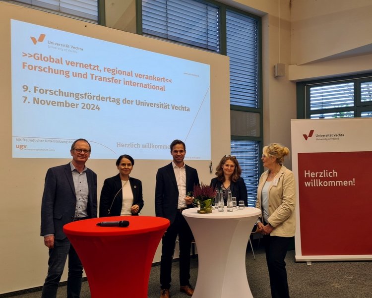 Fünf Personen stehen vor einer Präsentationsfolie zum Forschungsfördertag 2023.