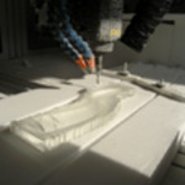FRäskopf der CNC-Fräse erstellt einen Objekt
