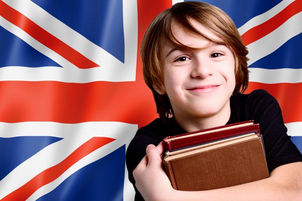 Schüler vor der britischen Flagge