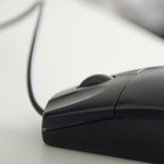 Neue Medien - Computermaus Nahaufnahme einer schwarzen Computermaus
