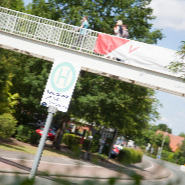 Eine Brücke an der Universität.