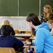 Zentrum für Lehrerbildung (Uni Vechta) Zentrum für Lehrerbildung. Symbolisches Bild aus einer Grundschulklasse mit Lehrerin