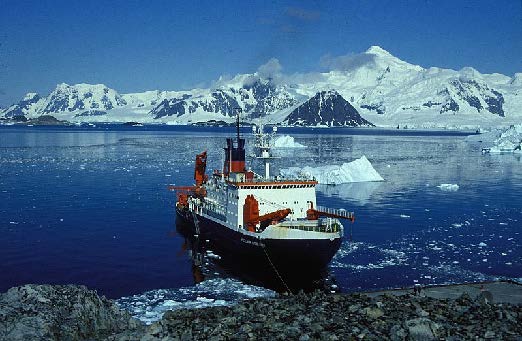 Das deutsche Forschungsschiff Polarstern in der Antarktis, Quelle: Wikicommons, Hannes Grobe