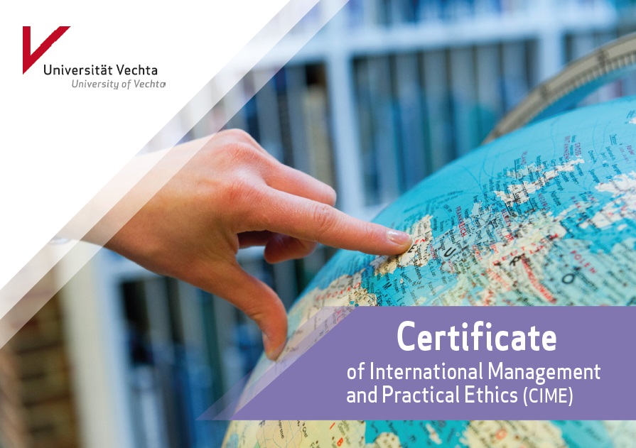 Eine Hand zeigt mit ihrem Zeigefinger auf einen Globus. Darüber steht in einer lilafarbenen Bauchbinde "Certificate of International Management and Practical Ethics (CIME)"