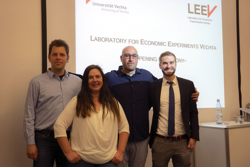 Gruppenfoto von Prof. Dr. Gerald Eisenkopf, Prof. Dr. Vanessa Mertins, Dr. Yossef Tobol und Torben Kölpin