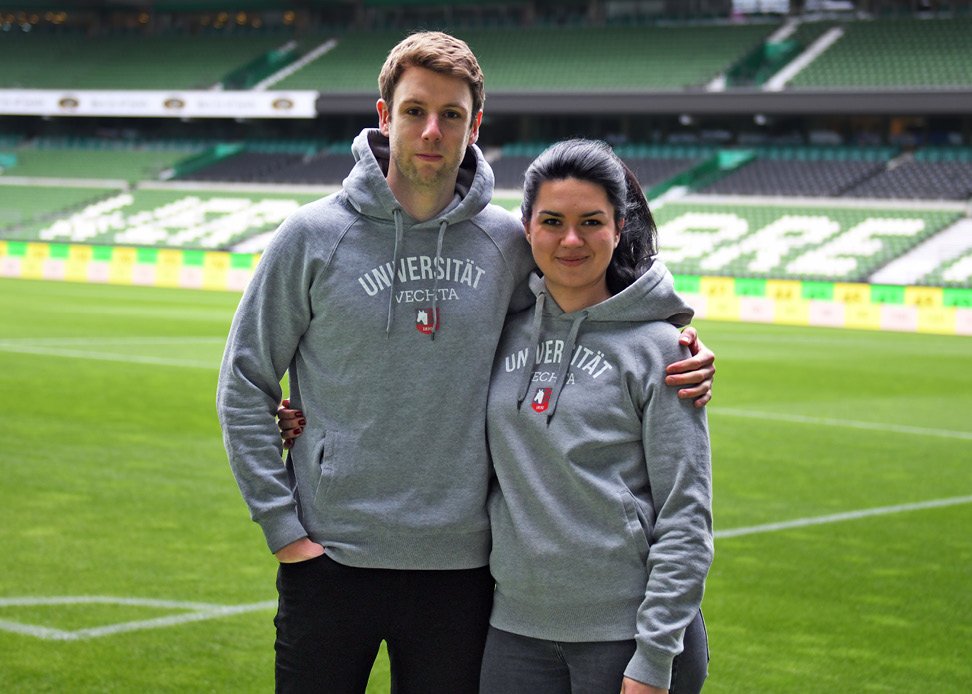 Irina Hense & Lennart Sens stehen im Weserstadion des SV Werder Bremen