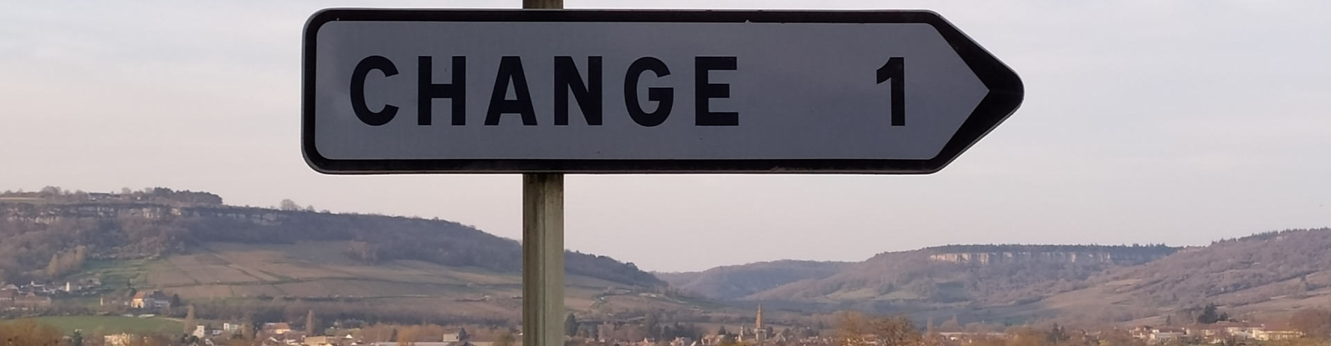 Bild von einem Straßenschild mit der Aufschrift "Changé" in Frankreich