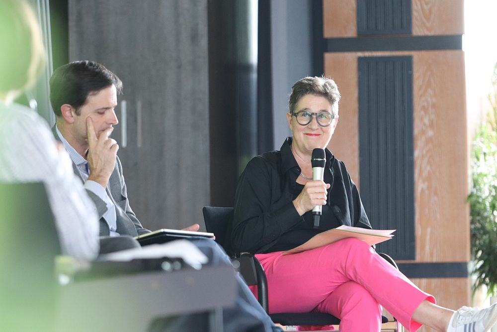 Prof.in Dr.in Gabriele Dürbeck diskutiert zu weltweiter Wissenschaftsfreiheit auf dem Podium der Internationalen Woche