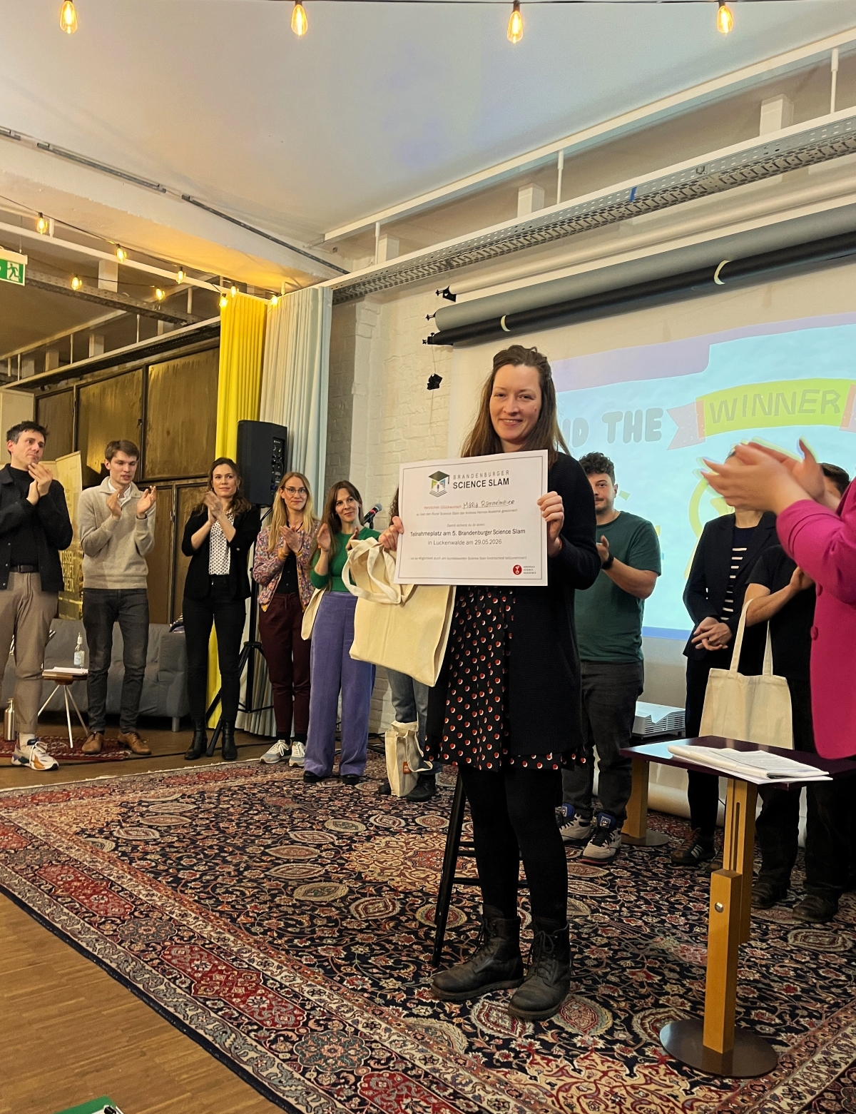 Dr.in Maria Rammmelmeier gewinnt den Rural Science Slam in Berlin: Kultur unterm Kirchturm überzeugt