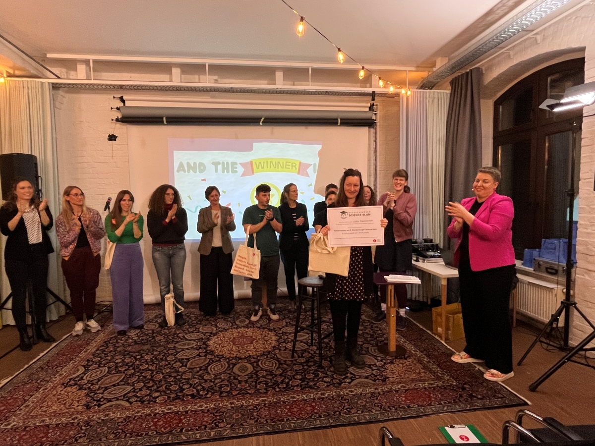 Dr.in Maria Rammmelmeier gewinnt den Rural Science Slam in Berlin: Kultur unterm Kirchturm überzeugt