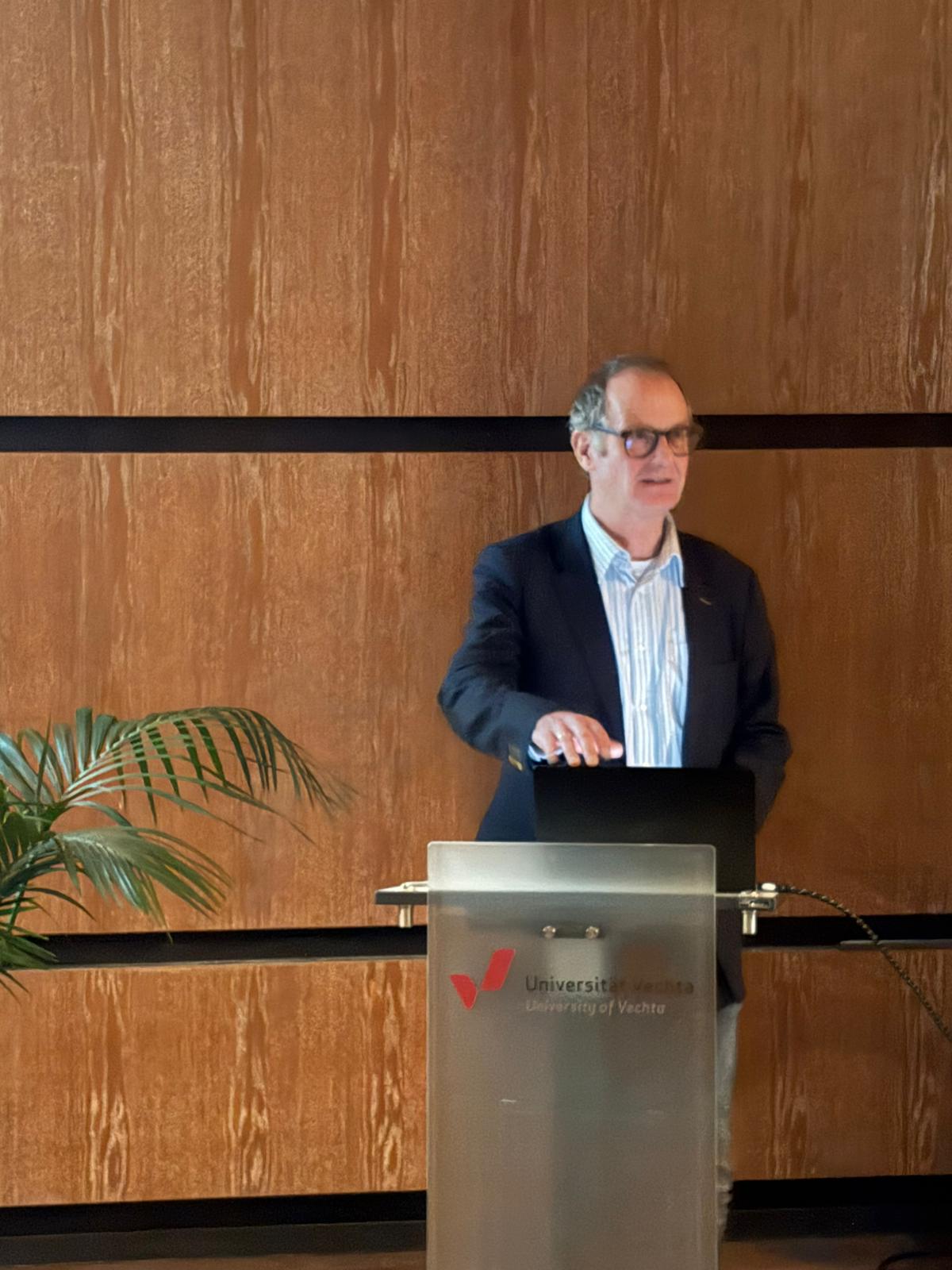 Wie interdisziplinäre Forschung die Transformation gestaltet | Prof. Dr. Karl Martin Born hält Ringvorlesung „Wissen ermöglicht Wandel“ an der Universität Vechta