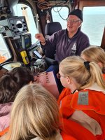 Neues Bildungsangebot für Grundschulen zur Küstenfischerei in Wremen | Lernen mit allen Sinnen auf dem Krabbenkutter