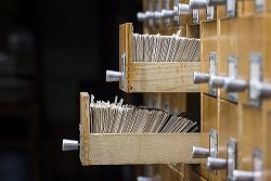 Herausgezogene Zettelkästen aus Holz mit Karteikarten