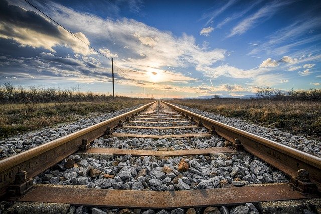 Bahnschienen mit weiter Sicht in den Horizont