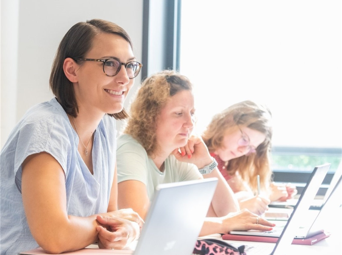 Studierende am Laptop im Hörsaal