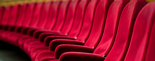 Reihe roter, gepolsteter Theaterstühle
