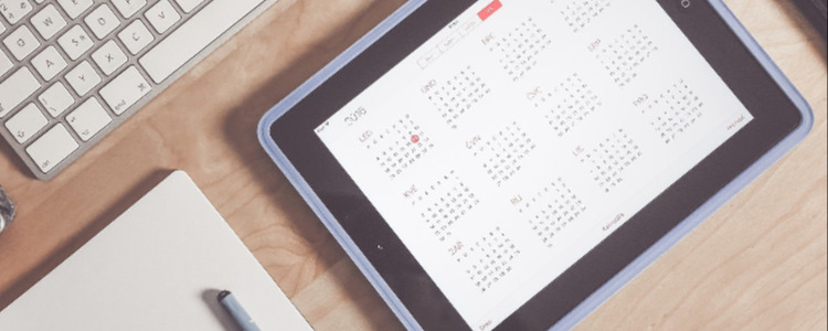 Tablet auf einem Tisch mit geöffneter Kalender-App.
